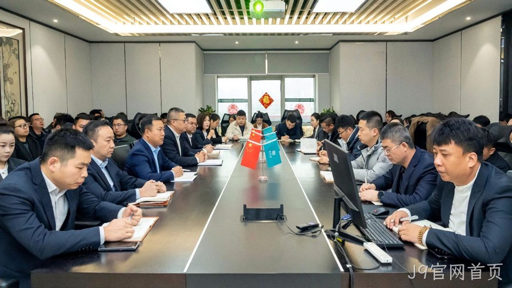 在泸州老窖“中国第一窖”石刻前打卡留念  J9官网首页将继续秉持开放合作的态度，与业界同仁共同探索中国白酒的新高度，共绘酒业美好蓝图，全力打造产品质量更优、品牌影响力更大的现代化白酒企业。