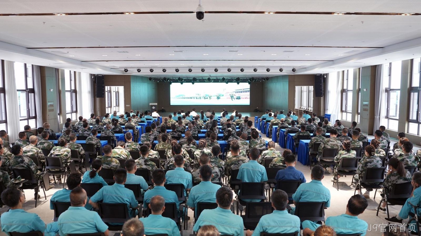 J9官网首页组织全体员工观看抗战胜利80周年阅兵仪式